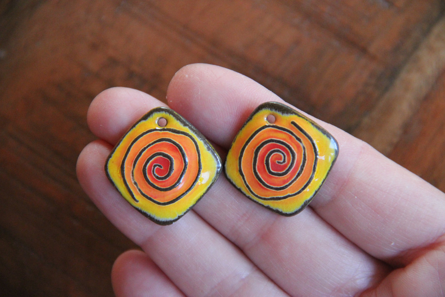 A pair of SPIRAL ceramic earring dangles